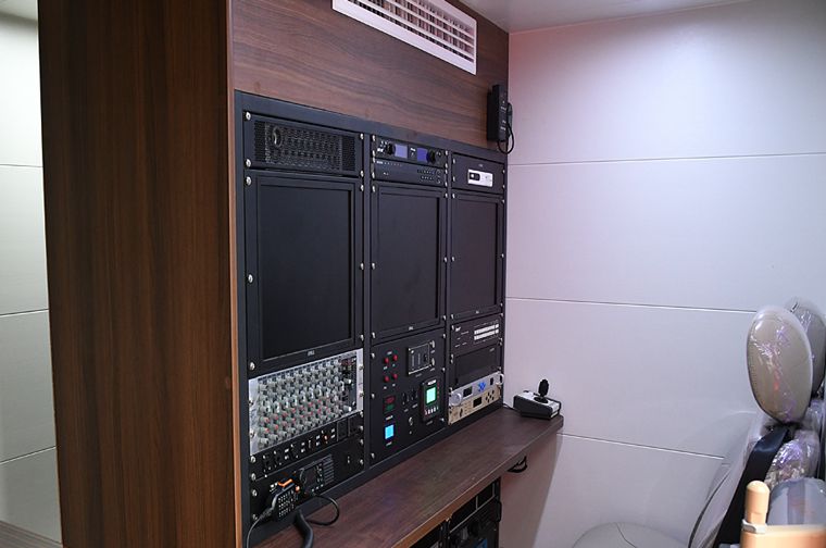 擴(kuò)展方艙動中通通信指揮車